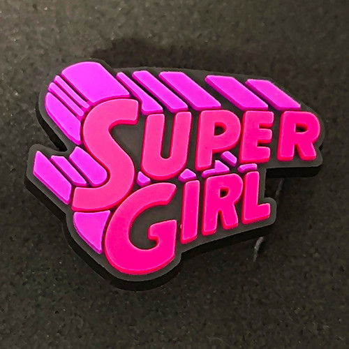 Supergirl schriftzug pin - supergirl,